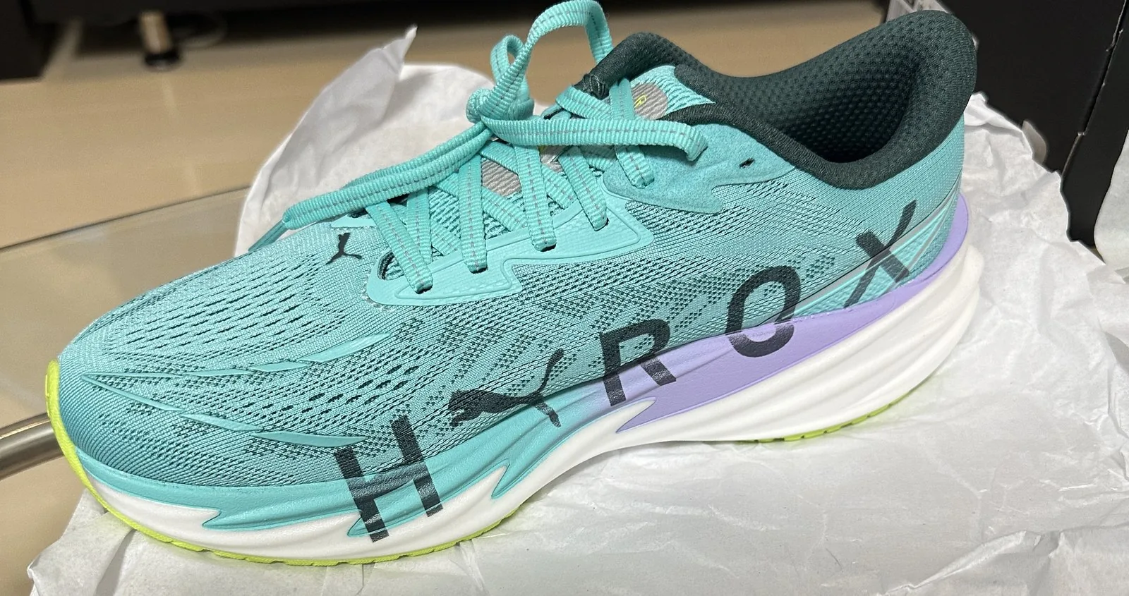 PUMA x HYROX ヴェロシティ ニトロ 5 の内側の側面の写真。ミントグリーンのアッパーに大きくHYROXの文字が入り、Yの位置にPUMAのロゴがある。ミッドソールは白とラベンダー色