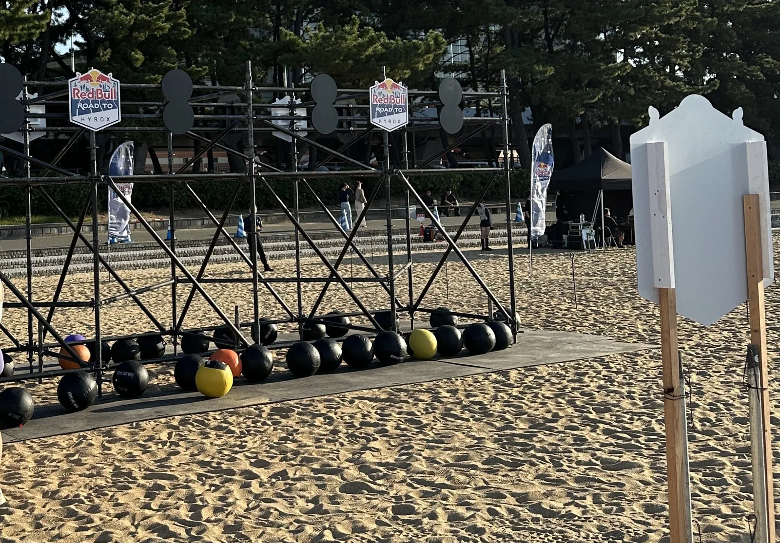 ウォールボールの的を付けた足場と、その下に並ぶボール
